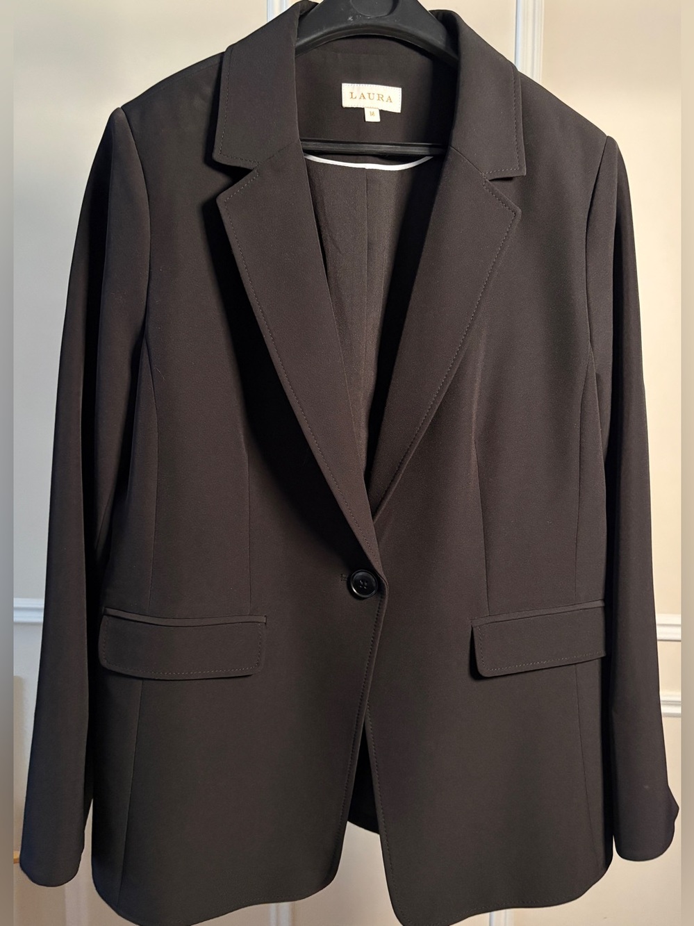 Single-Breasted Black Blazer Featuring a Classic Single-Button Closure